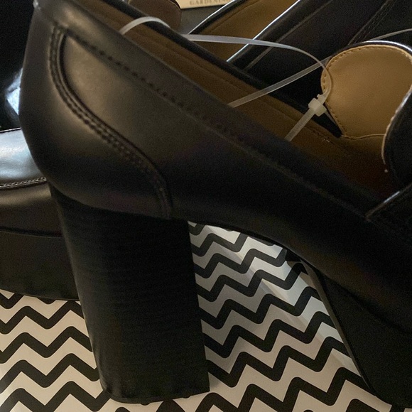 Sam Edelman Platform Loafers, Black Leather with Gold Accent Chain, Size 8 NWIB - Picture 5 of 6